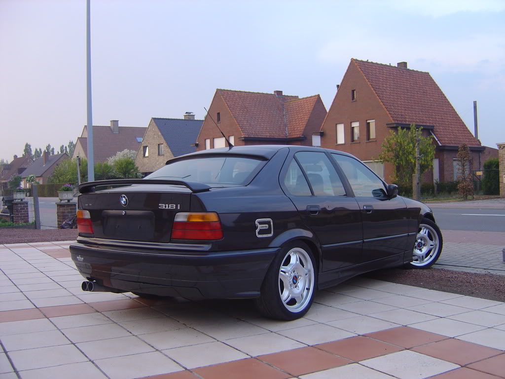 Allereerste wagen ooit verkocht door Matthias