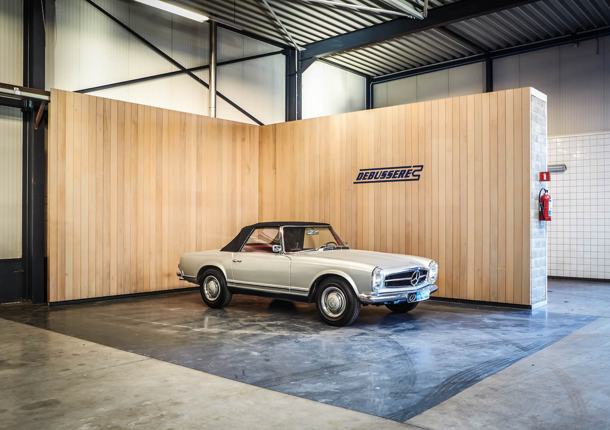 De eerste garage met een fotocorner.